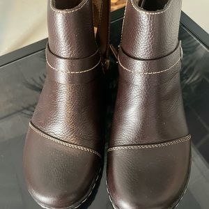 Clarks Ashland pine dark brown ankle boots